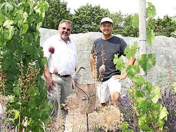 Zweiter Vorsitzender Reiner Brückner (links) und Kreisfachberater Thomas Neder empfingen die Besucher im Kreislehrgarten am Landratsamt. Foto: Wolfgang Desombre
