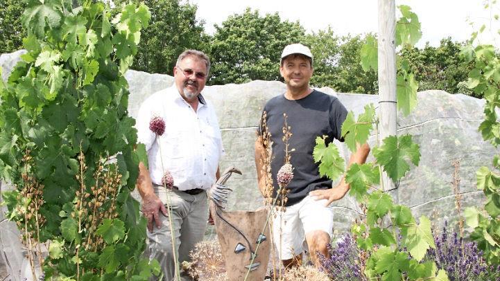 Zweiter Vorsitzender Reiner Brückner (links) und Kreisfachberater Thomas Neder empfingen die Besucher im Kreislehrgarten am Landratsamt. Foto: Wolfgang Desombre