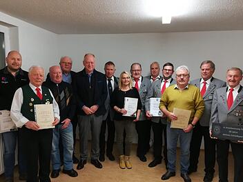 Ehrungen für langjährige Mitglieder, Fahnenträger  und Schützen (v.l.n.r.):  Jürgen Lenhart,  Horst Mohler, Theo Lenhart, Wolfgang Peschel,  Bürgermeister  Helmut Blank, dritter Gauschützenmeister Johannes Piekarski,  Angelika Barnickel, Konrad Geutner, Thomas Behr, Markus Bauer, Peter  Mohler,  Bernhard Weigand und  Karl Bauer. Foto:  Michael Bauer