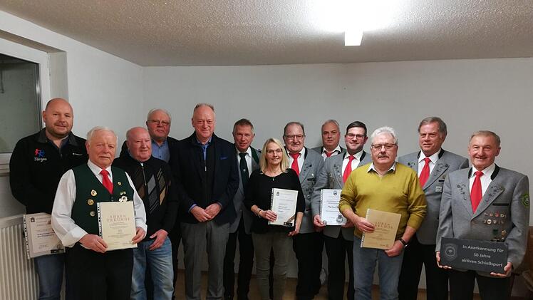 Ehrungen für langjährige Mitglieder, Fahnenträger  und Schützen (v.l.n.r.):  Jürgen Lenhart,  Horst Mohler, Theo Lenhart, Wolfgang Peschel,  Bürgermeister  Helmut Blank, dritter Gauschützenmeister Johannes Piekarski,  Angelika Barnickel, Konrad Geutner, Thomas Behr, Markus Bauer, Peter  Mohler,  Bernhard Weigand und  Karl Bauer. Foto:  Michael Bauer