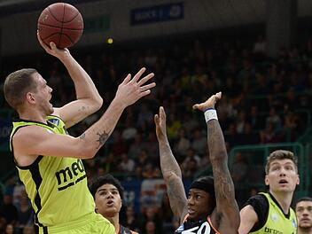 Nate Linhart (links) war mit 16 Punkten bester Bayreuther Werfer gegen Ulm (rechts Archie Goodwin). Am Ende hatte das Medi-Team mit 69:85 das Nachsehen.  Foto: Peter Mularczyk