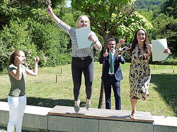 Sprung vom Azubi ins Berufsleben für Milena Merklein und Annemarie Müller. Ausbildungsleiterin Laura Hornung (li.) und AOK-Direktor Christian Grebner (Mitte) drücken ihnen die Daumen. Foto: AOK