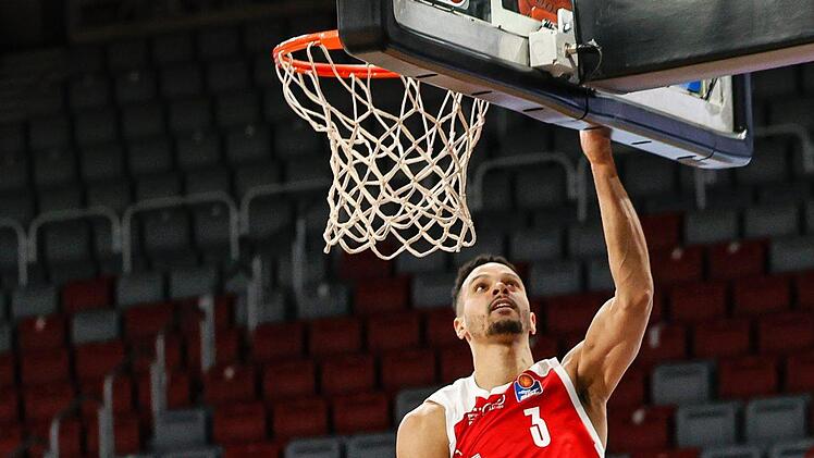 Zu spät kommt der Braunschweiger Karim Jallow (links) gegen seinen Nationalmannschaftskollegen Dominic Lockhart. Der Bamberger kam auf acht Punkte, drei Rebounds und drei Assists. Foto: Daniel Löb