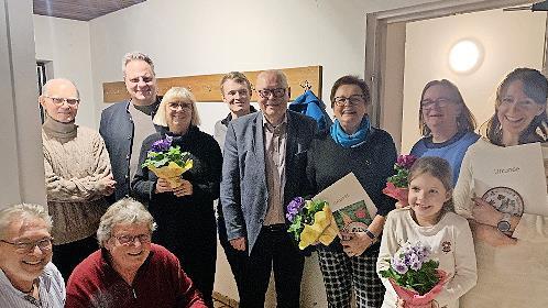 Vorsitzender Hans H&uuml;bner, Zweiter Vorsitzender Roland Balduf (von links kniend) sowie dahinter (v.l.) Stadtrat Dr. Johann Hunger, Oberb&uuml;rgermeister Ingo Lehmann, Preistr&auml;gerin Petra Fraas, Kreisfachberater Tizian Schwarz, Stadtrat Lothar Seyfferth...