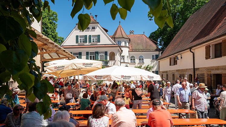 Zwischen historischen Geb&auml;uden, Bierb&auml;nken und schattigen Pl&auml;tzen genossen die sehr vielen Besucher das Jubil&auml;umsfest der Minderleinsm&uuml;hle. Das historische Jugendstil-Wohnhaus der Familie Hubmann pr&auml;gt dabei die Kulisse.