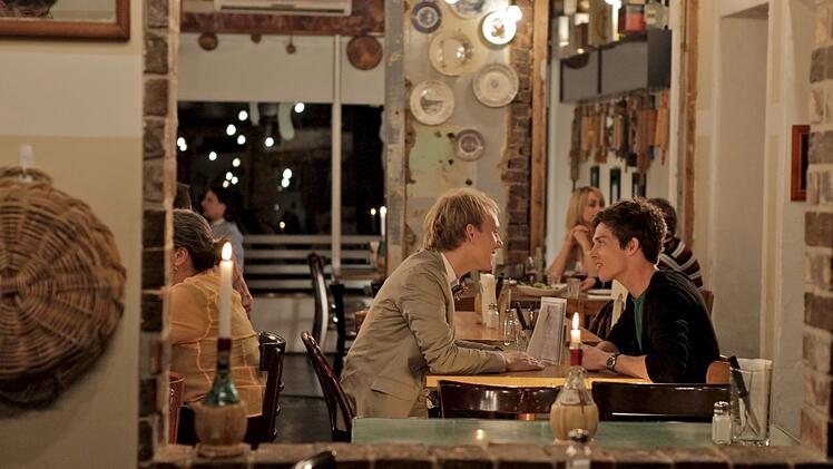 Josh (Josh Thomas, links) ist nerv&ouml;s bei seinem ersten Date mit Geoffrey (Wade Briggs).