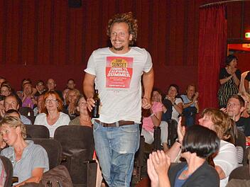 Marcus H. Rosenmüller spurtet in den Saal des Kinos "Odeon" in Bamberg.  Fotos: Ronald Rinklef