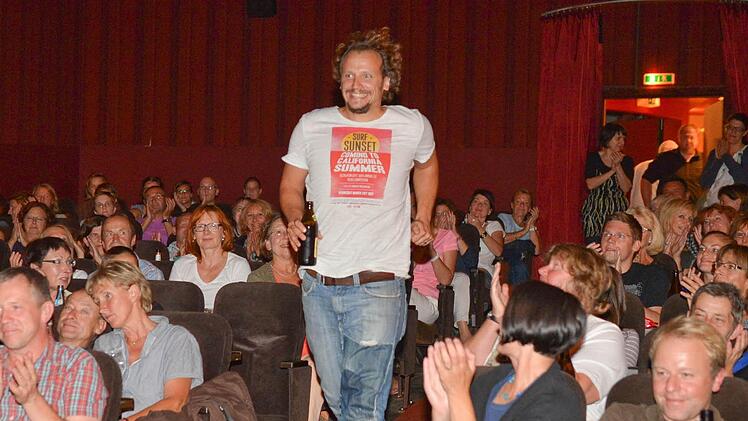 Marcus H. Rosenmüller spurtet in den Saal des Kinos "Odeon" in Bamberg.  Fotos: Ronald Rinklef