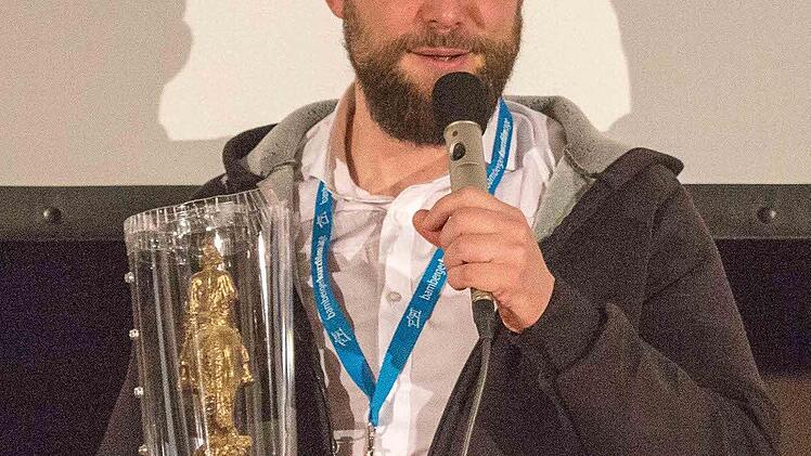 Preisträger Thomas Hessmann mit dem "Bamberger Reiter" aus Schokolade