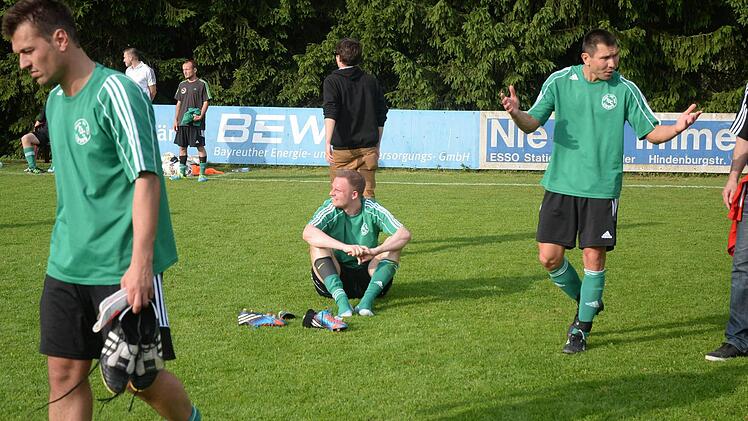 Lindaus Torjäger Alexander Maier (rechts) hadert über seine vergebenen Großchancen.