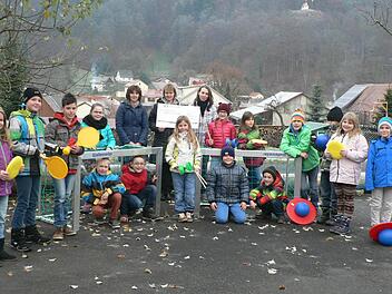Die Schülerinnen und Schüler der Grundschule in Riedenberg bekam jetzt 500 Euro von der Initiative "Hand in Hand". Mit dem Geld wurden kleine Fußballtore und andere Spielgeräte angeschafft. Foto: Schneider