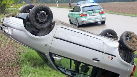 Nach dem Unfall blieb der Kleinwagen einer Fahranfängerin zwischen Rohrbach und Oberfüllbach auf dem Dach liegen. Foto: Michael Stelzner