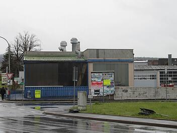 Die Speditionsgebäude werden abgerissen, ein Lebensmittelmarkt wird gebaut. Netto will seine Filiale im Frühjahr 2017 auf dem einstigen Vogel-Areal eröffnen. Fotos: Alexander Hartmann