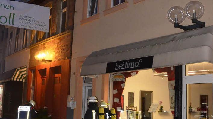 Beim dritten Einsatz innerhalb weniger Stunden musste die Feuerwehr am Mittwochabend einen Wohnungsbrand in der Badgasse löschen.  Foto: Peter Rauch