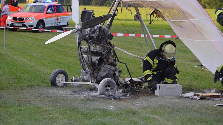 Am Flugplatz in der Au in Bad Kissingen hat sich am Montagabend ein Unfall ereignet. Ein Motor-Drachenflieger stürzte ab. Foto: Peter Rauch