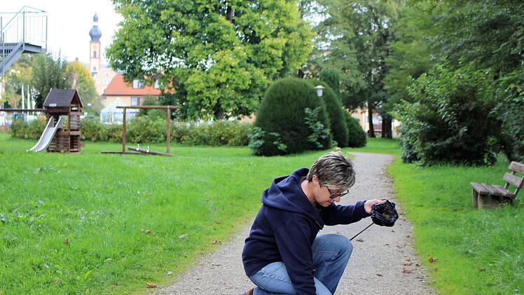 Beim Gassigehen auf Müllsuche: Anita Ortgies mit Hund Gini auf der täglichen Runde durch den Georgi-Park.  Foto: Julia Raab