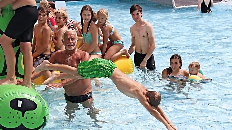 Dicht umlagert war gestern der "Schwimmhund" im Eberner Freibad. Klaus Bayersdorfer und seine Helfer boten einen erfrischenden Nachmittag.  Foto: Helmut Will