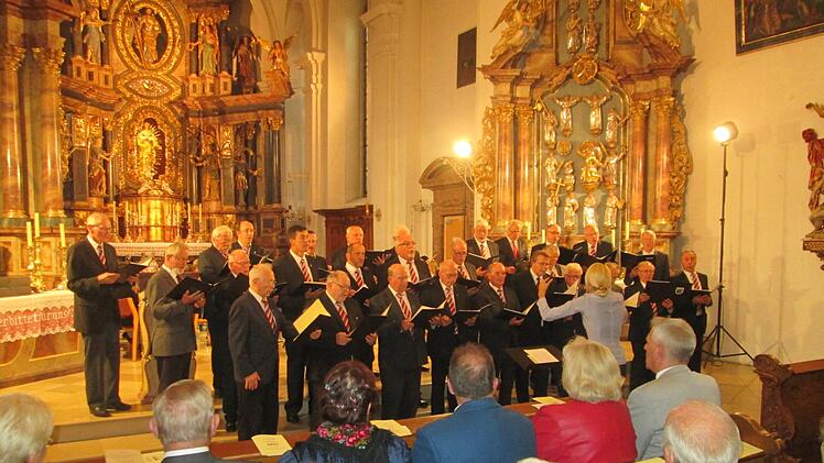 Die festliche Übergabe des Landkreis-Kulturehrenbriefes gaben der Männerchor des Landkreises und das Kreisjugendblasorchester die passende, musikalische Ausstattung.  Winfried Ehling