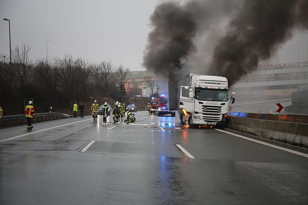 Nach Kollision mit Leitplanke: Lastwagen geht auf A9 in Flammen auf