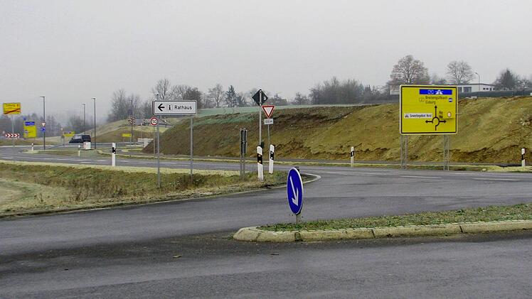 Für den Lärmschutzwall zur Sophienstraße, der  320 Meterlang  und vier Meter hoch wird, wurde jetzt die beschränkte Ausschreibung für Bepflanzung und Gestaltung in die Wege geleitet.              Norbert Karbach