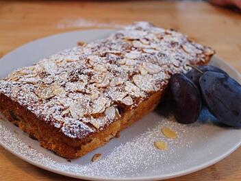 Schneller Zwetschgenkuchen mit Mandel-Zimt-Crunch