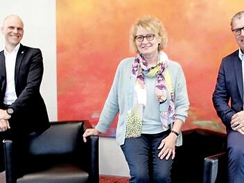 Die beiden Vorstandsvorsitzenden Andreas Heilmann (links) und Horst Amon verabschiedeten Ingrid Batz in den Ruhestand.