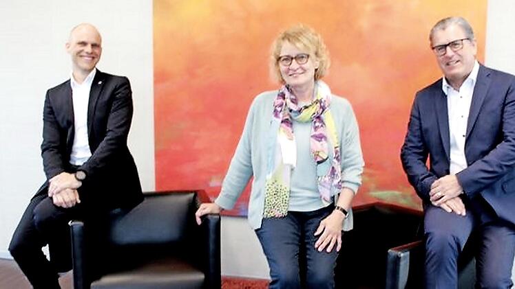 Die beiden Vorstandsvorsitzenden Andreas Heilmann (links) und Horst Amon verabschiedeten Ingrid Batz in den Ruhestand.