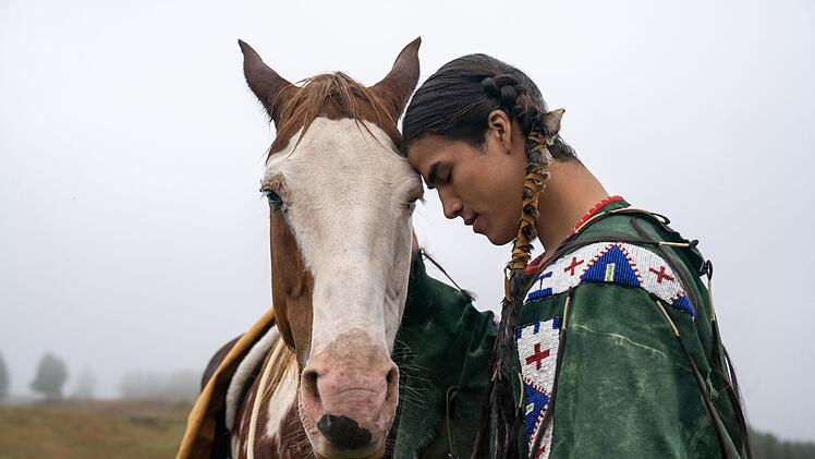 In "Sitting Bull" spielen neben dem Titelhelden auch weitere, aus Western wohlbekannte Namen eine Rolle. Etwa Häupling Red Cloud, Büffel-Jäger Buffalo Bill und Lakota-Krieger Crazy Horse (Joel Oulette). Es sind vor allem die dramatisierten Szenen mit namhaften indigenen Darstellern, die den Lakota Leben einhauchen.