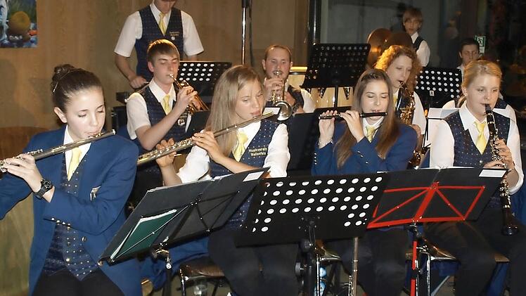 Der Musikverein Wallenfels bei seinem diesjährigen "Ein Abend mit Freunden". Zweite Trompete von links Dominik Schrepfer. Foto: Deuerling