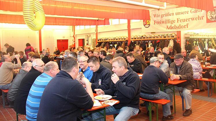 .. mit hungrigen und zufriedenen Gästen. Fotos: Johanna Blum