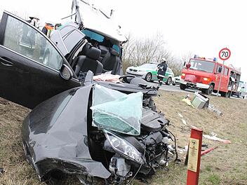 Der junge Mann, der am Steuer dieses Mazda saß, wurde eingeklemmt und musste von der Feuerwehr befreit werden.  Fotos: Martin Kreklau