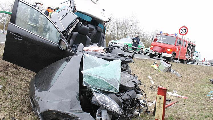 Der junge Mann, der am Steuer dieses Mazda saß, wurde eingeklemmt und musste von der Feuerwehr befreit werden.  Fotos: Martin Kreklau