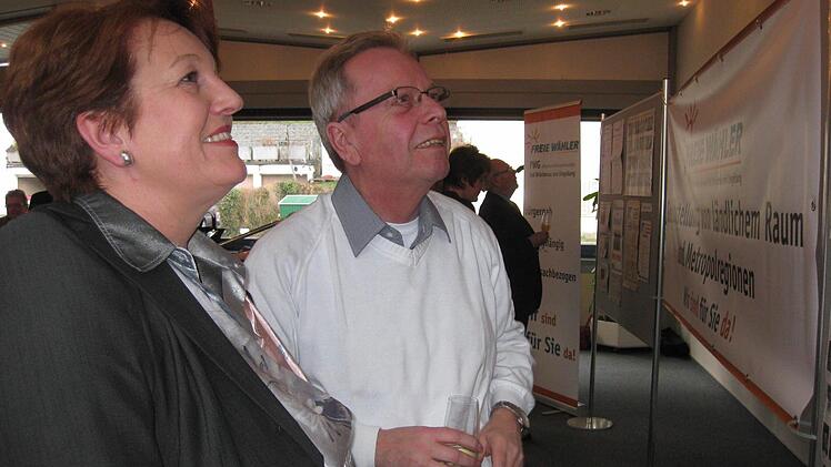 Interessiert betrachten CSU-Bürgermeisterin Brigitte Meyerdierks und SPD-Stadtrat Eberhard Schelle alte Wahlplakate der PWG.