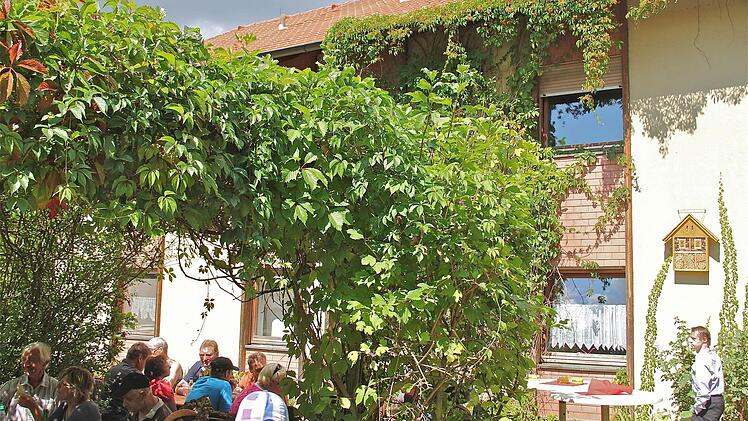 Lauschiger Garten am Wohnheim der Würzburger Straße.