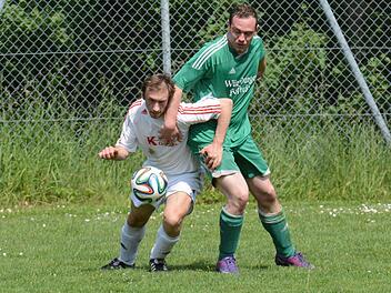 Mit harten Bandagen: Der Lauterer Daniel Metz (links) wird bedrängt von Alexander Krämer vom TSV Stangenroth. Foto: ssp