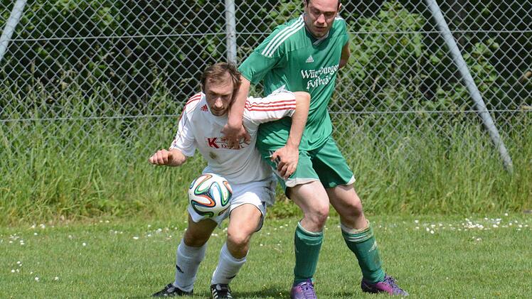 Mit harten Bandagen: Der Lauterer Daniel Metz (links) wird bedrängt von Alexander Krämer vom TSV Stangenroth. Foto: ssp