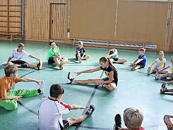 Mit Dehnübungen wärmte Co-Trainerin Maya Mützel (Mitte) die Kids auf.   Foto: Geiger