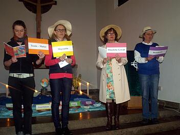Sie zeigen die Probleme der Frauen auf den Bahamas auf. Von links Daniela Krumpholz (Teenie-Mutter), Ingrid Renk (Migrantin), Michaela Mattes (Häusliche Gewalt) und Elke Krumpholz (Brustkrebs). (Foto: Susanne Deuerling)