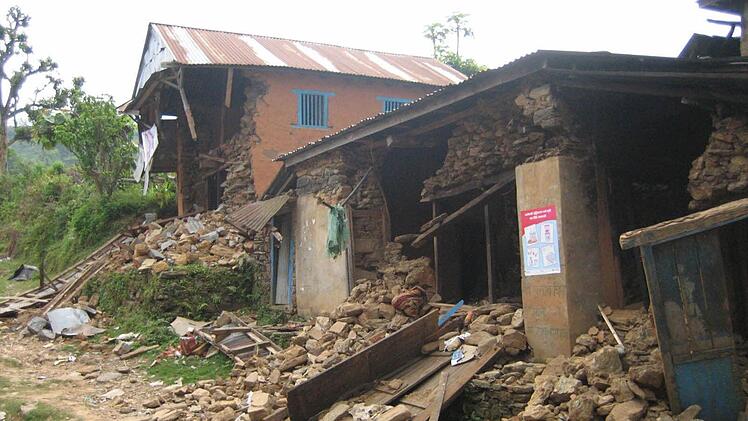 Völlig zerstört die von der deutschen Schülerhilfe Nepal finanzierte Janata Secondary High School in Amppipal Banyan Der Schulunterricht wird in den nächsten Tagen in Zelten wieder aufgenommen. Foto: Birgit Kirsch