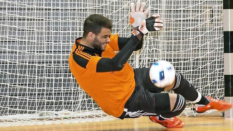 Frohnlachs Keeper Edemodu h&auml;lt den letzten 6-Meter und hat vorher seinen eigenen verwandelt. - Der VfL stand als Bezirksmeister fest.