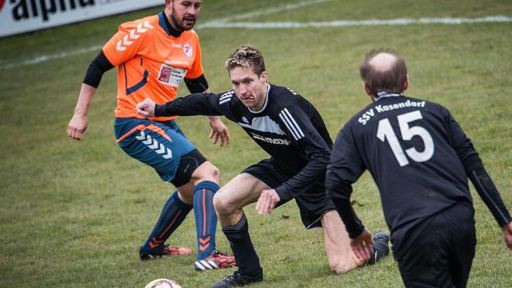 Kasendorfs Spielertrainer Markus Taschner (Mitte) verursachte in Nürnberg einen Foulelfmeter. Foto: Alexander Muck