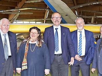 Teilnehmer der Gesprächsrunde auf der Wasserkuppe: Udo Beran (Generalsekretär Deutscher Aero Club), Gerhard Allerdissen (Vorsitzender des Kuratoriums der Stiftung Deutsche Segelflugmuseum mit Modellflug), Claudia Stengele (Vorstandsvorsitzende der Stiftung), Gunter Schmidt (Vizepräsident des Deutschen Aeroclub), Hans Schwägerl (Präsident des Deutschen Modellflieger Verband), Dr. Manfred Neidert (Vizepräsident der Gesellschaft zur Förderung des Segelflugs auf der Wasserkuppe) und Manfred Helf...