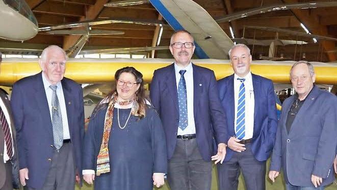Teilnehmer der Gesprächsrunde auf der Wasserkuppe: Udo Beran (Generalsekretär Deutscher Aero Club), Gerhard Allerdissen (Vorsitzender des Kuratoriums der Stiftung Deutsche Segelflugmuseum mit Modellflug), Claudia Stengele (Vorstandsvorsitzende der Stiftung), Gunter Schmidt (Vizepräsident des Deutschen Aeroclub), Hans Schwägerl (Präsident des Deutschen Modellflieger Verband), Dr. Manfred Neidert (Vizepräsident der Gesellschaft zur Förderung des Segelflugs auf der Wasserkuppe) und Manfred Helf...