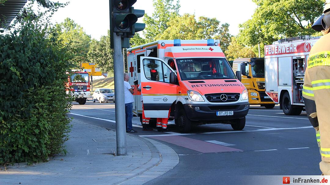 Frontalcrash zweier Pkw im Kreuzungsbereich - Beide Fahrerinnen schwer verletzt