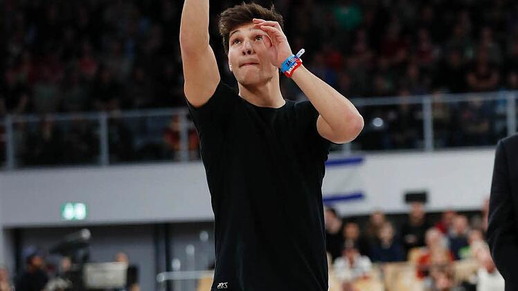 Wincent Weiss beim Lotto-Bayern-Spendenwurf. Foto: Daniel Löb