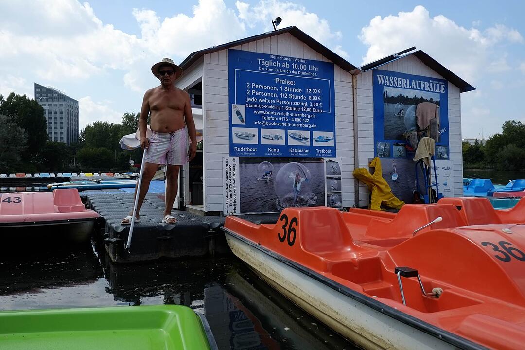 Nürnberg strampelt sich ab: Treetbootfahren am Wöhrder See
