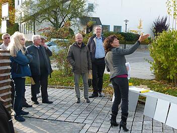 Auf Farbensuche für die Fassade der Emil-Fischer-Grundschule begab sich der Gemeinderat zusammen mit Planerin Marion Setzer. Foto: Lothar Weidner