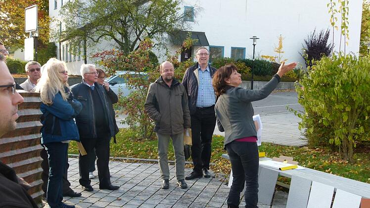 Auf Farbensuche für die Fassade der Emil-Fischer-Grundschule begab sich der Gemeinderat zusammen mit Planerin Marion Setzer. Foto: Lothar Weidner