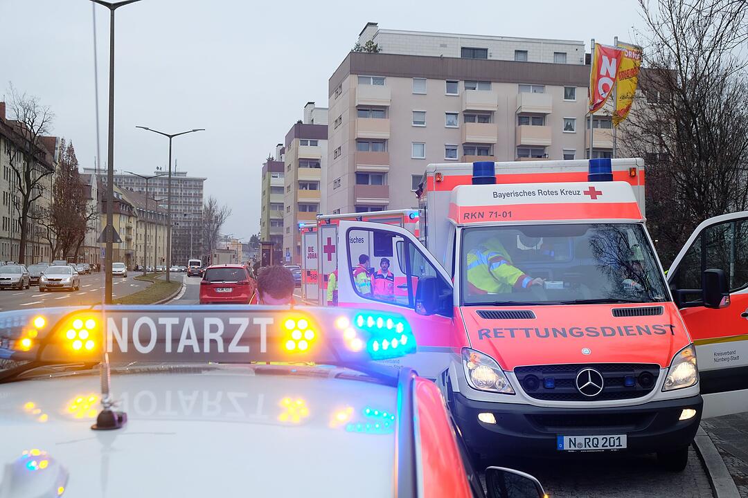 Feuerwehr rettet Mann aus brennendem Wohnhaus in Nürnberg