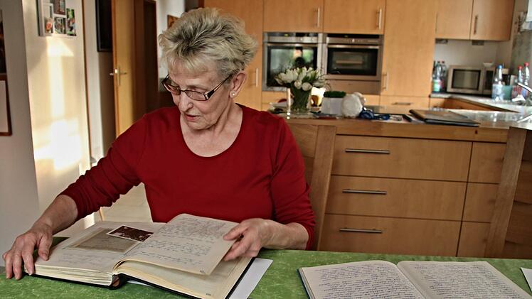 Gertrud Hepp, Vorsitzende der "Concordia" Maroldsweisach, blättert in der Chronik und in Fotobüchern, die 150 Jahre "Concordia" dokumentieren.Helmut Will